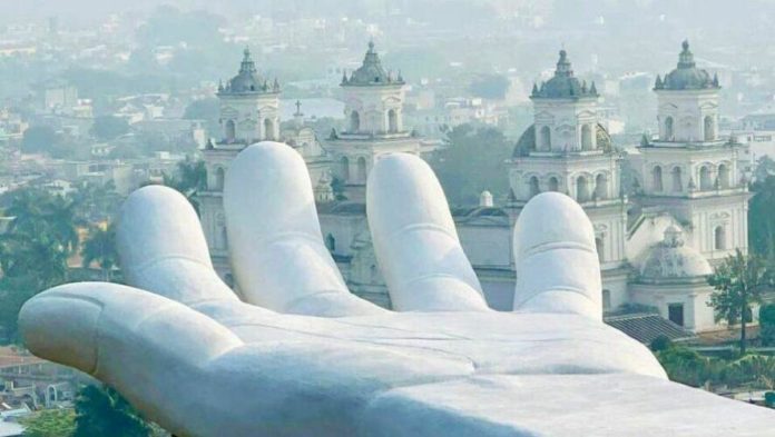 Parque-Ecologico-Cueva-de-las-Minas-inauguro-un-mirador-de-mano-gigante-885x500