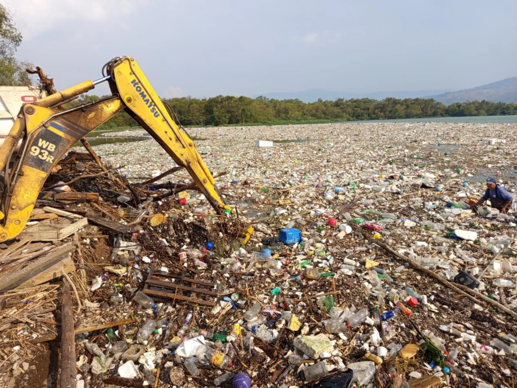 Lluvias arrastran basura Lago Amatitlán